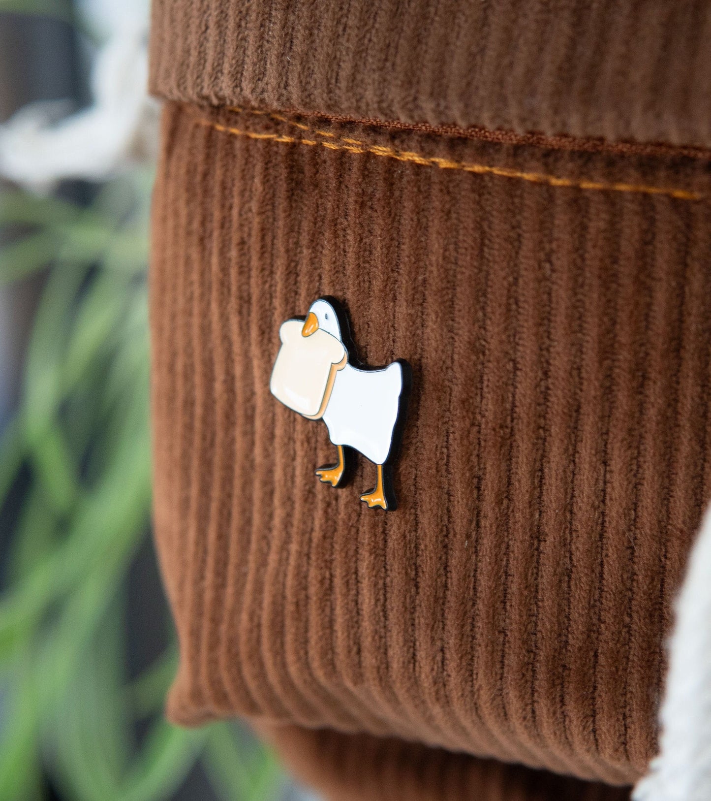 Toast-Thief Duck Enamel Pin - Charming Bread-Loving Duck Accessory for Casual Fun